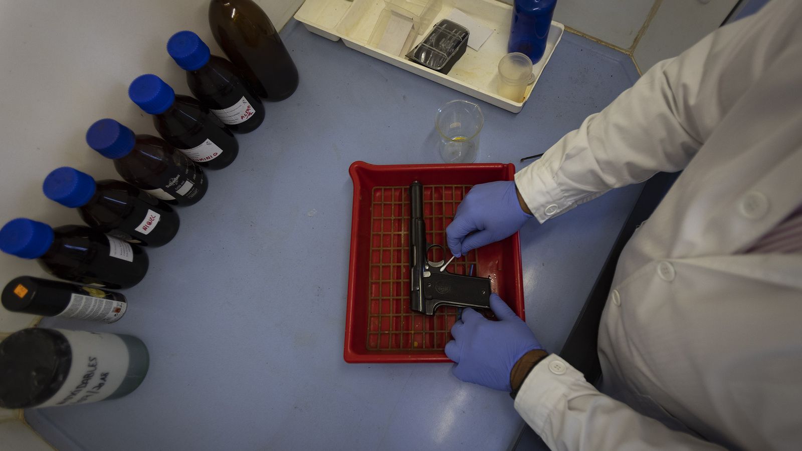 Trabajos para extraer los números de serie a un arma.