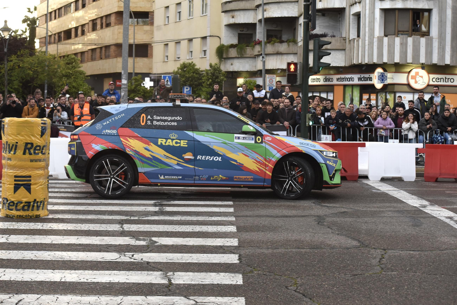 Las mejores fotos del espectacular tramo urbano del Rallye Sierra Morena 2025