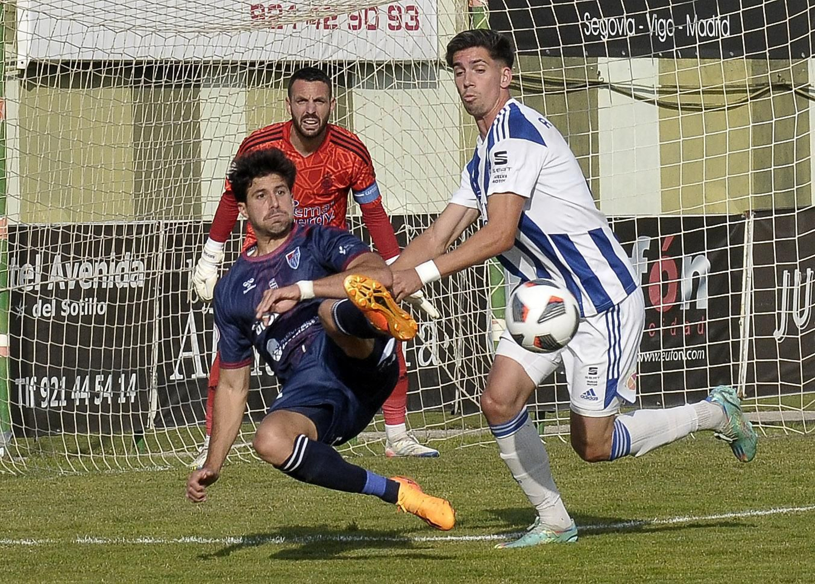 Imágenes del partido entre la Segoviana y el Recre en La Albuera