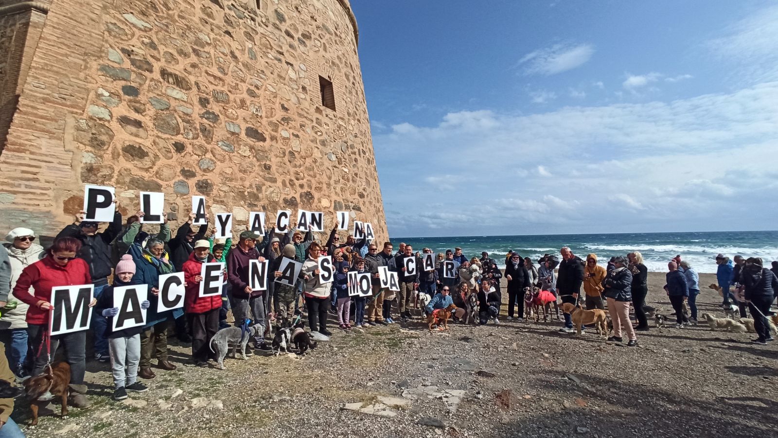 Concentración junto al castillo de Macenas para exigir una playa canina.