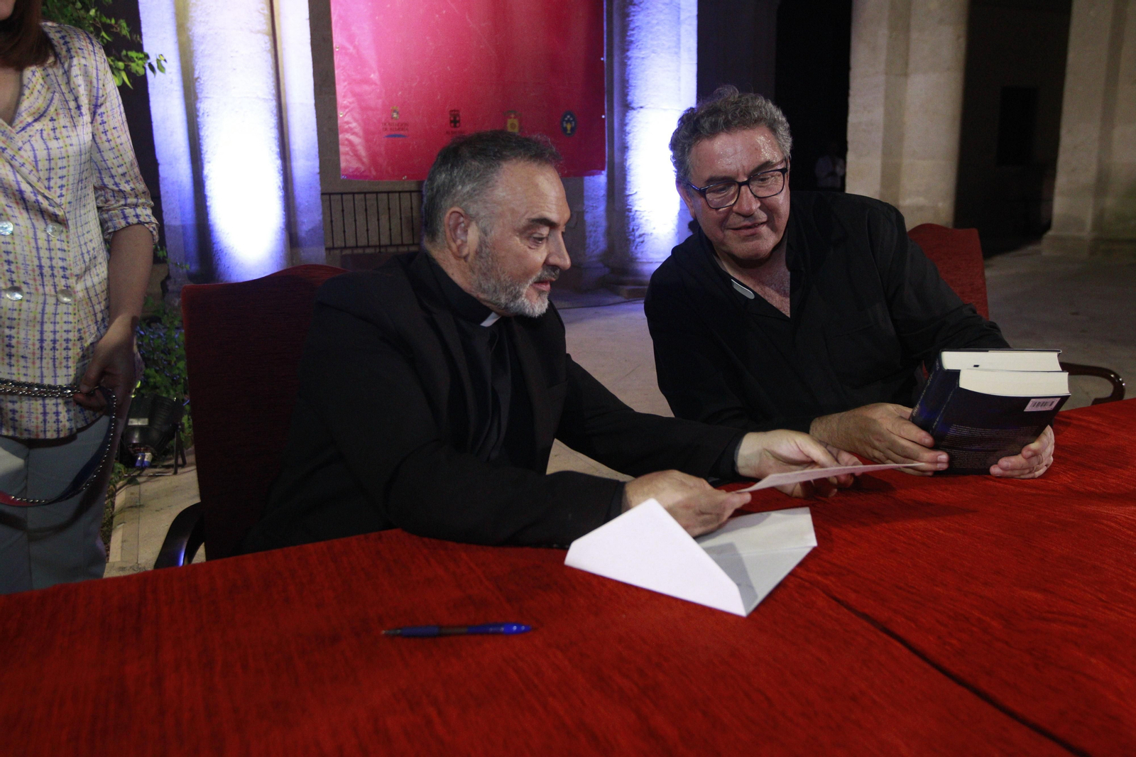 El escritor Jesús Sánchez Adalid, protagonista de Diario de los Libros, en la Catedral de Almería