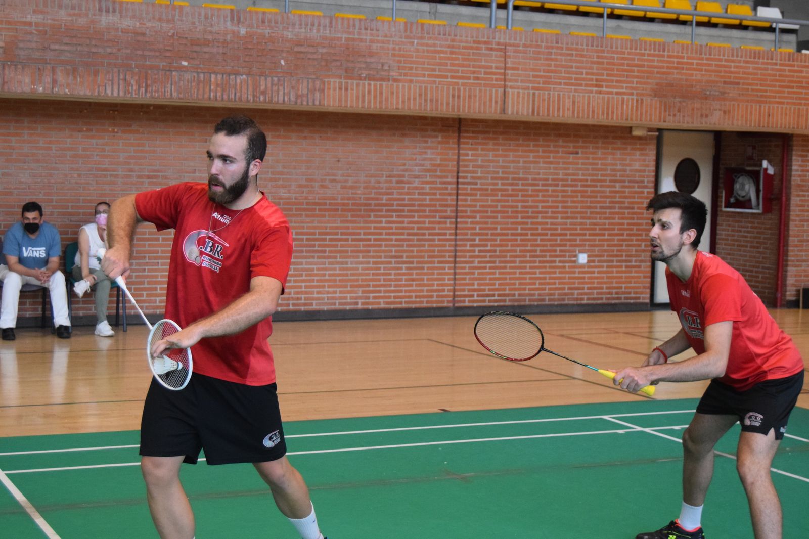Jaume Pérez se dispone a sacar junto a Carlos Piris ante el Pontevedra.
