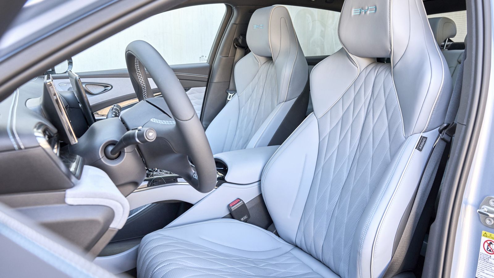 Llama la atención lo muy próximos que pueden situarse las banquetas respecto al suelo. Son pocos los coches en los que están éstas a 20 cm o menos.