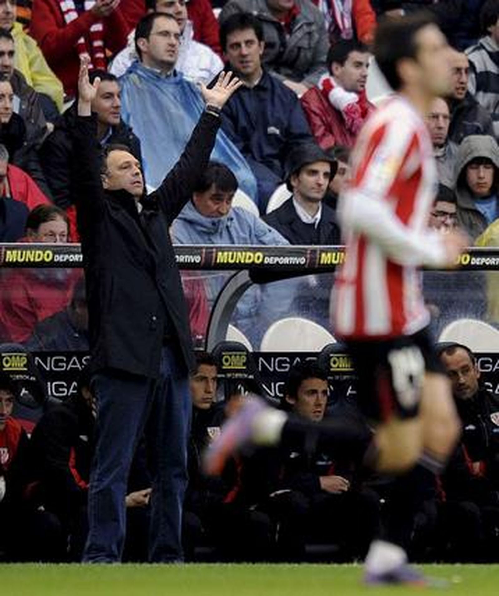 El entrenador del Athlétic, Joaquín Caparros, gesticulando junto al banquillo. 

Foto:  EFE/ MIGUEL TOÑA