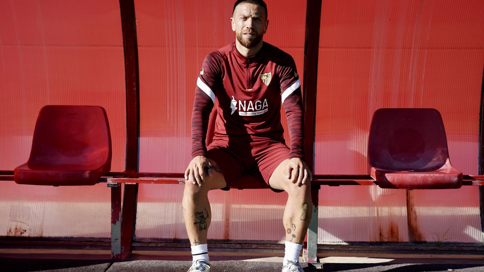 El Papu posa en uno de los banquillos del Estadio Jesús Navas.