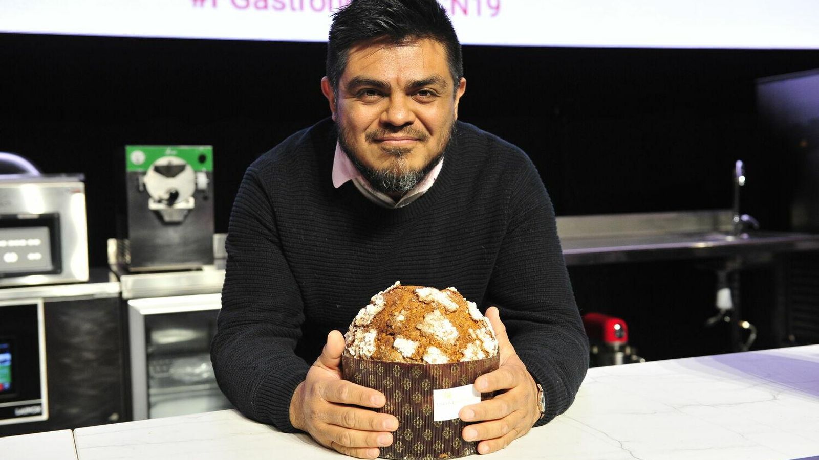 Tonatiuh Cortés con uno de sus famosos panettones.