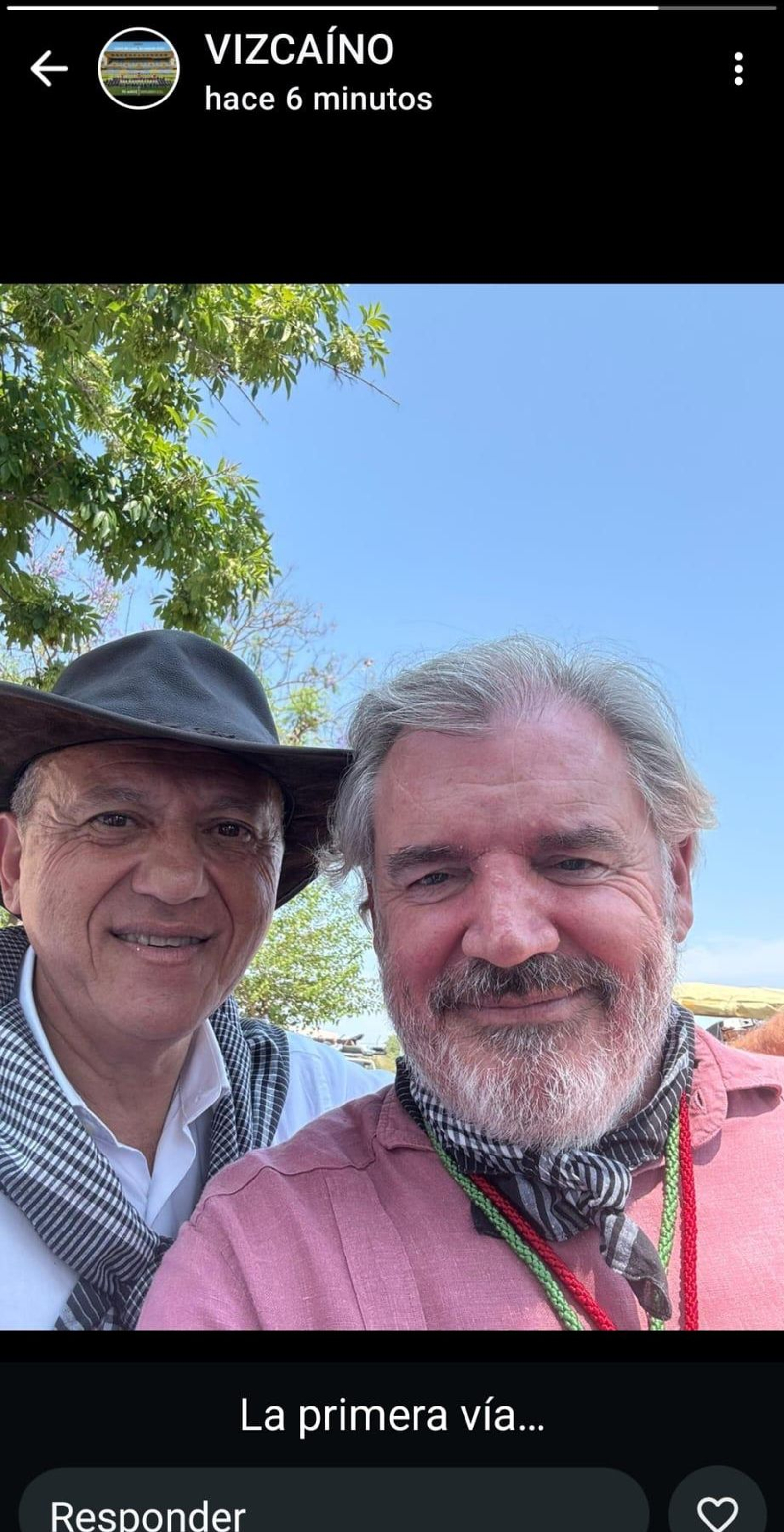 Vizcaíno y Del Nido en el estado de Whatsapp del primero con el enunciado "La primera vía".