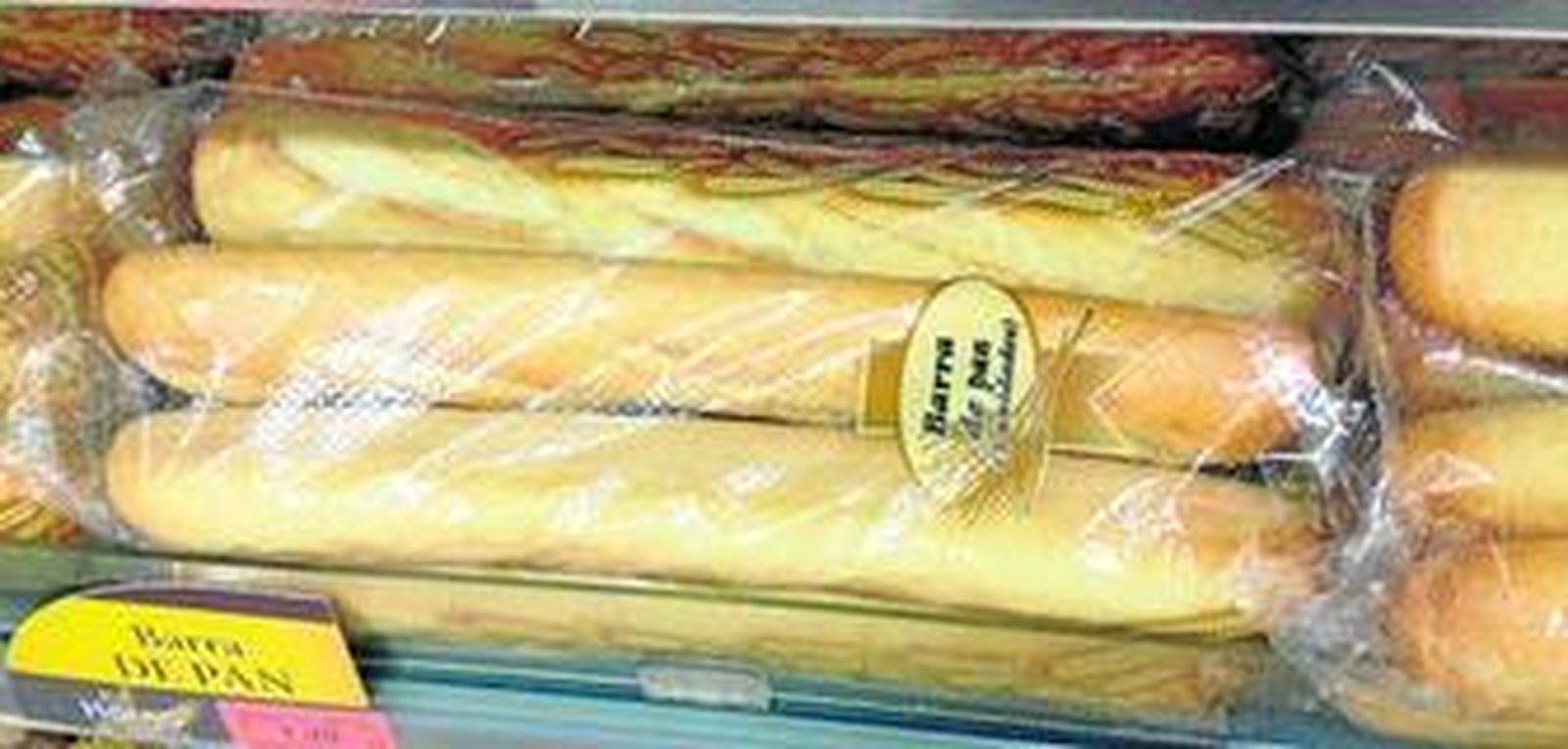 Varias piezas de pan, expuestas en una estantería de una gran superficie en Huelva, ayer.