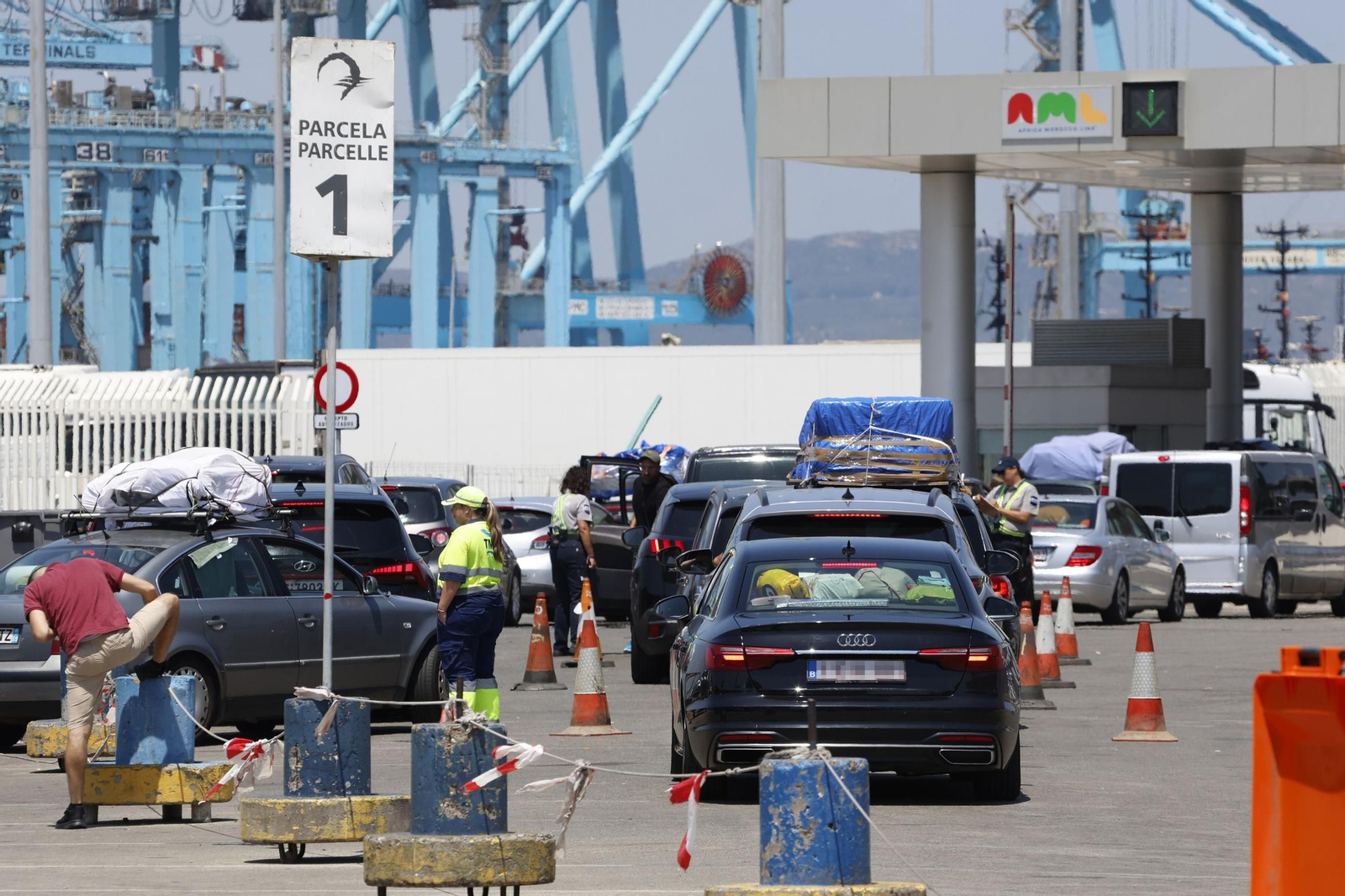 El puerto de Algeciras, donde los vehículos esperan a embarcar con rumbo a Tánger