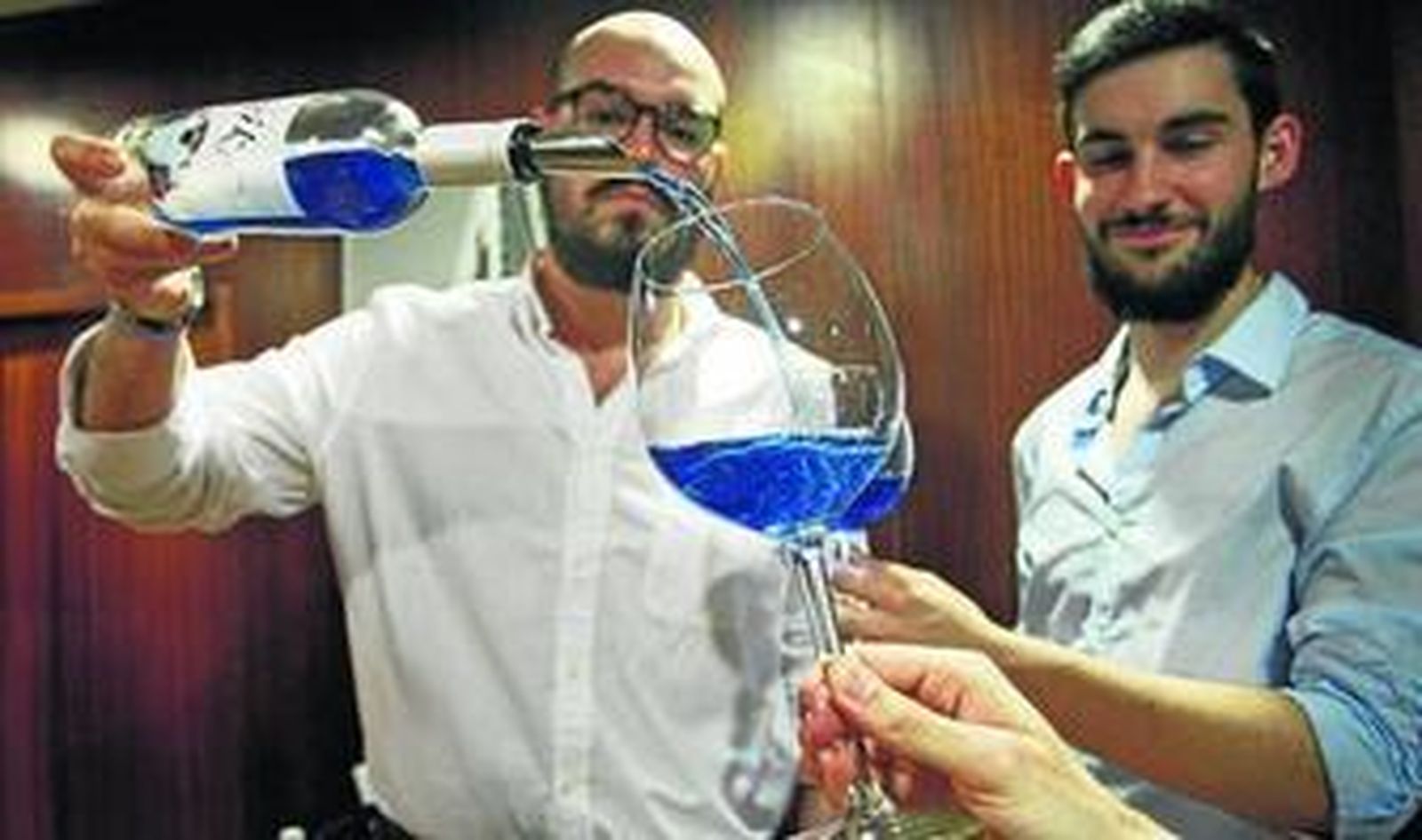 Ernesto Linares, de la vinacoteca Baco, vierte el vino en una copa en presencia de Taig MacCarthy, socio de Gïk.