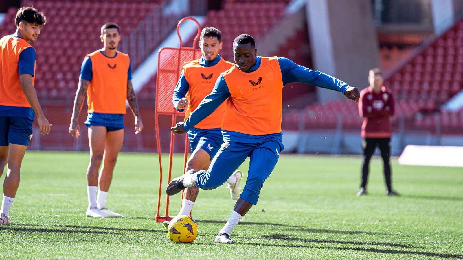 Dion Lopy en su primer entrenamiento con el Almería en dos semanas