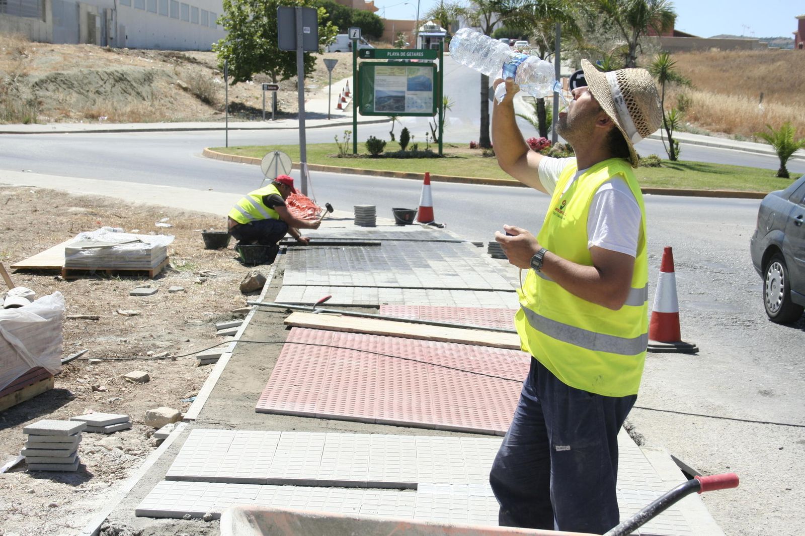Un trabajador bebiendo agua durante sus jornada laboral.