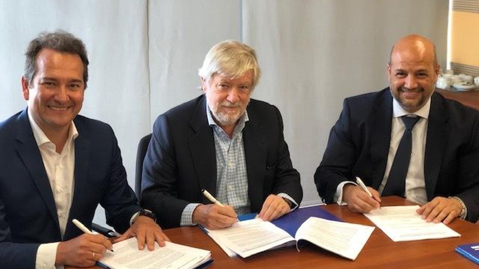 Firma de Icired con Everis e Informa