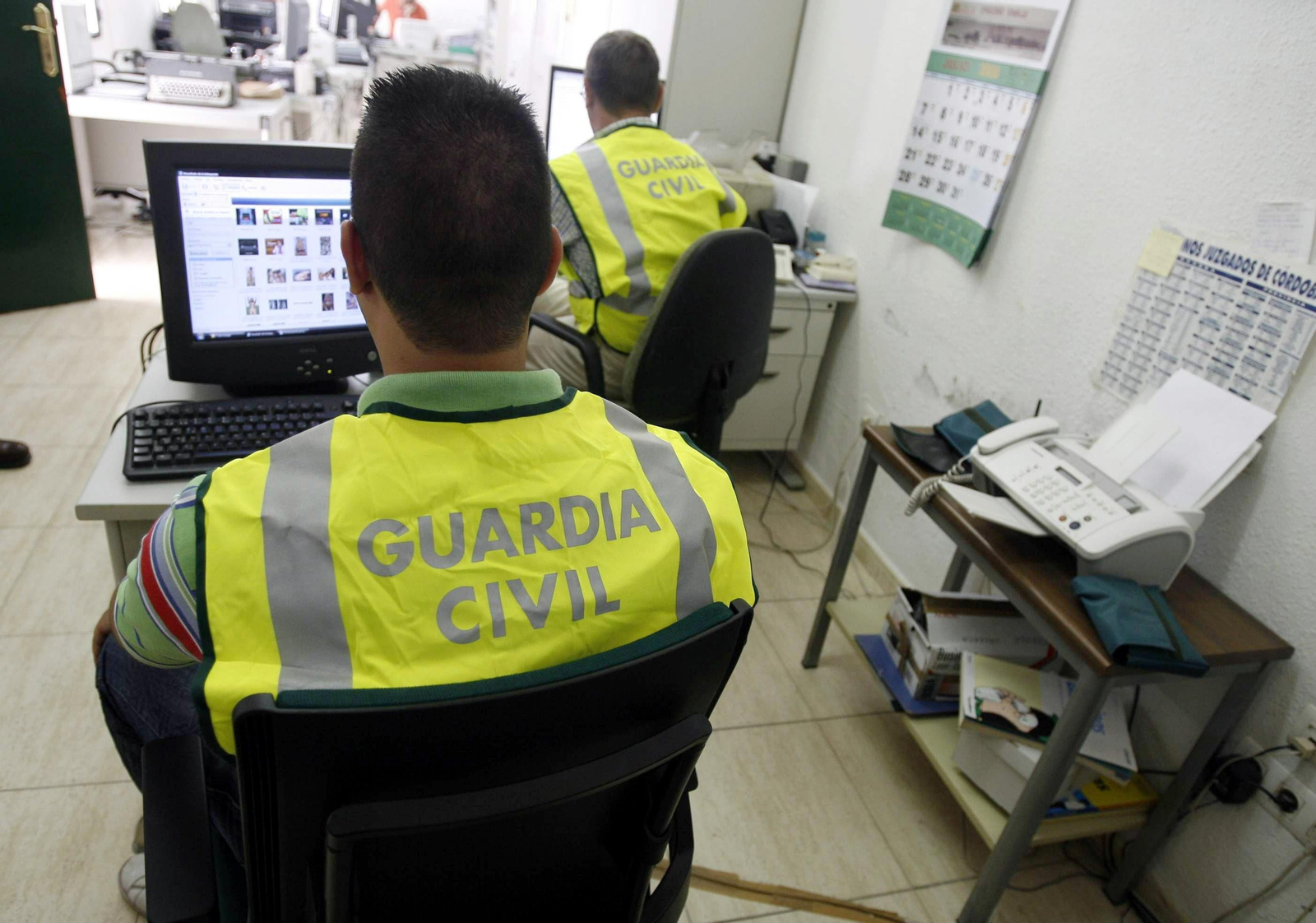 Agentes de la Guardia Civil especializados en la investigación de delitos informáticos