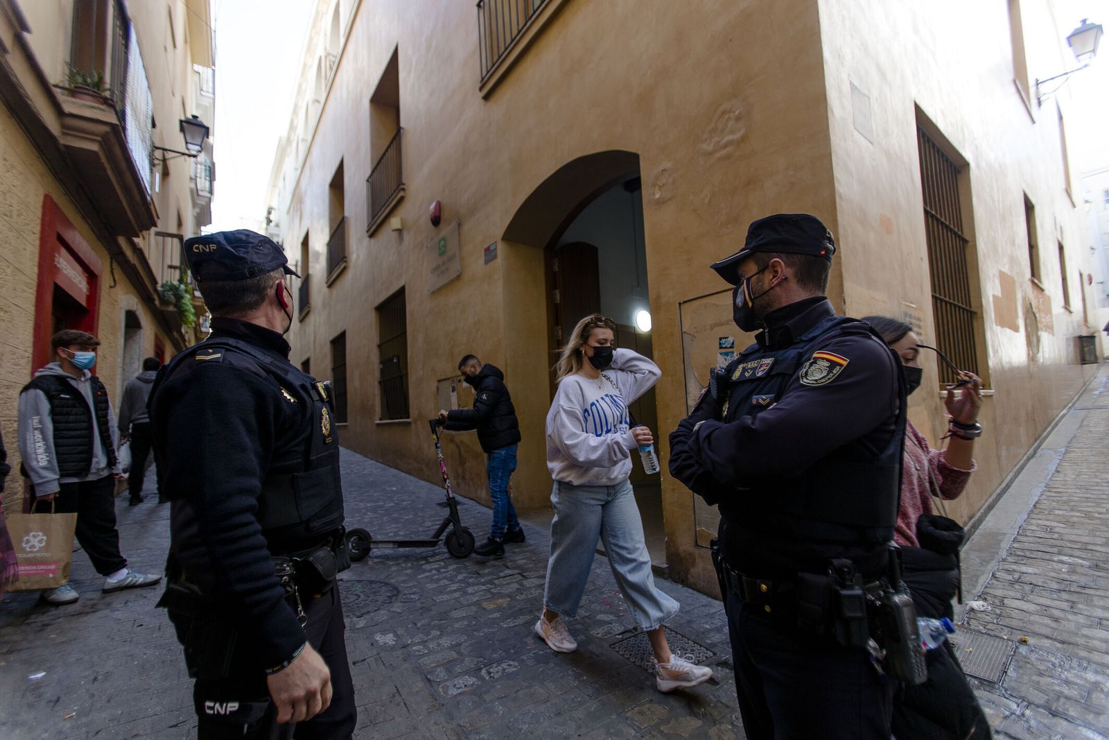 Dos agentes de la Policía Nacional patrullan por el centro de Cádiz.