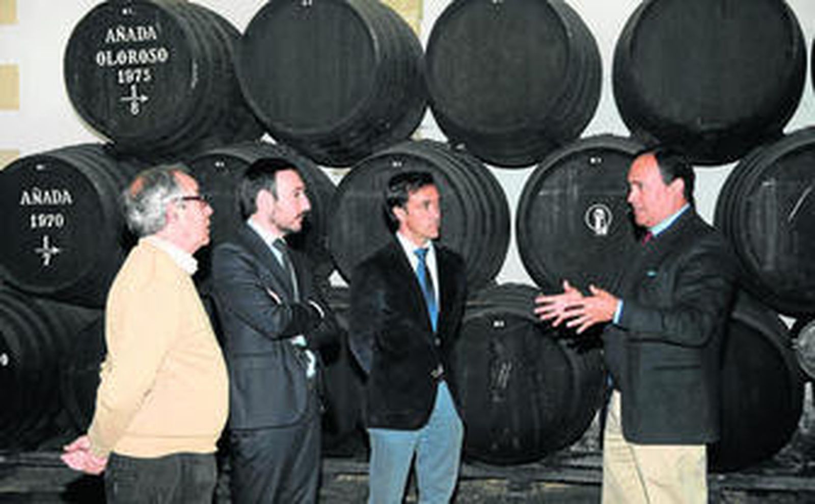 Fernando López Gil y José Manuel Miranda, durante su visita a Bodegas Tradición, en Jerez.