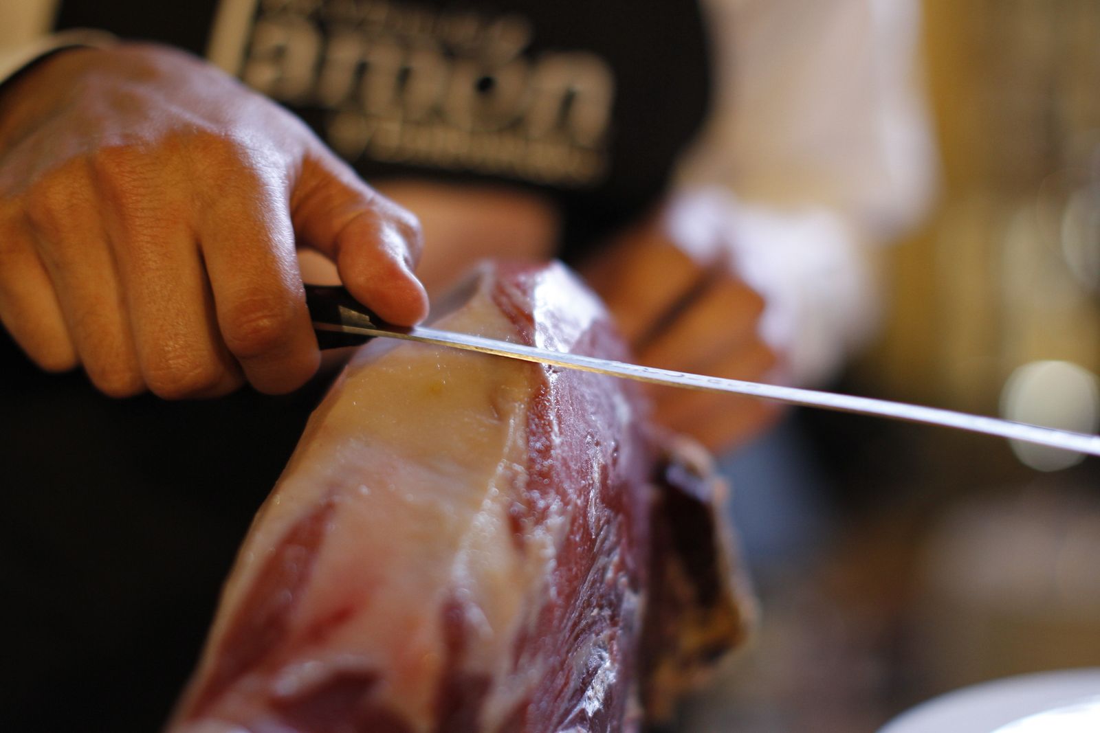 La consejera de Agricultura apuesta por proteger la singularidad de ‘Jamón de Serón’