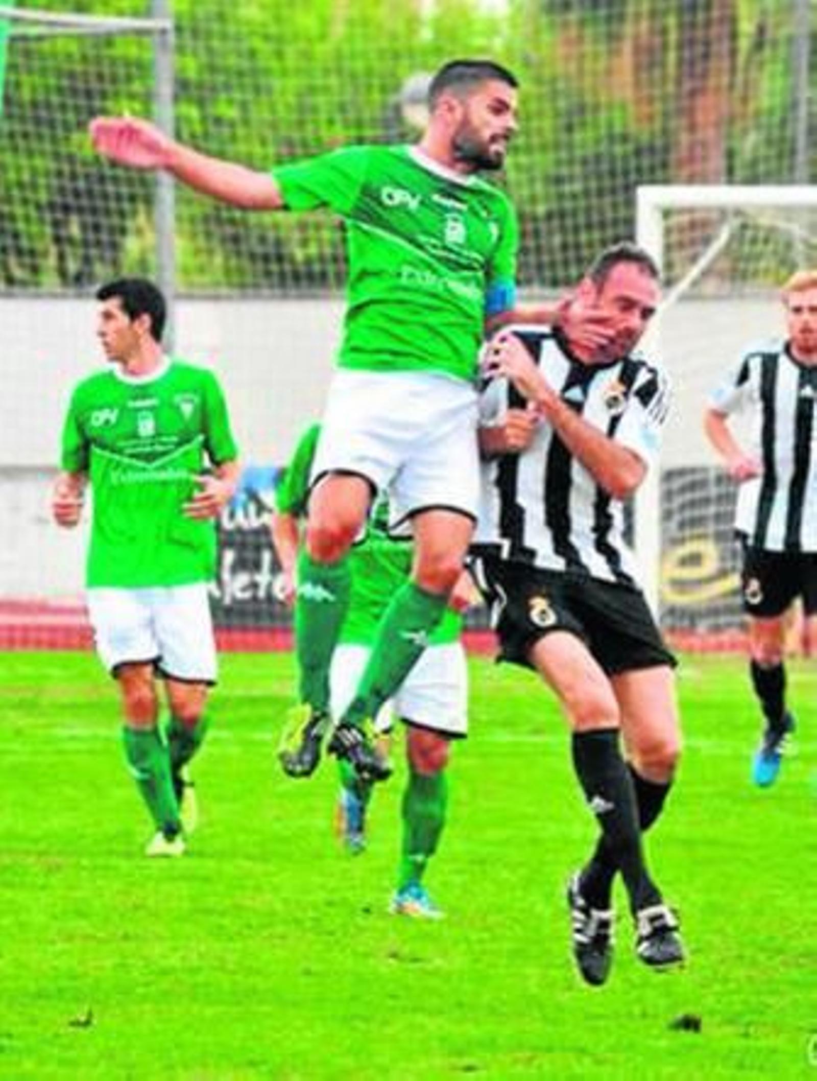 Carlos Guerra pugna con un rival, el domingo en Villanueva.
