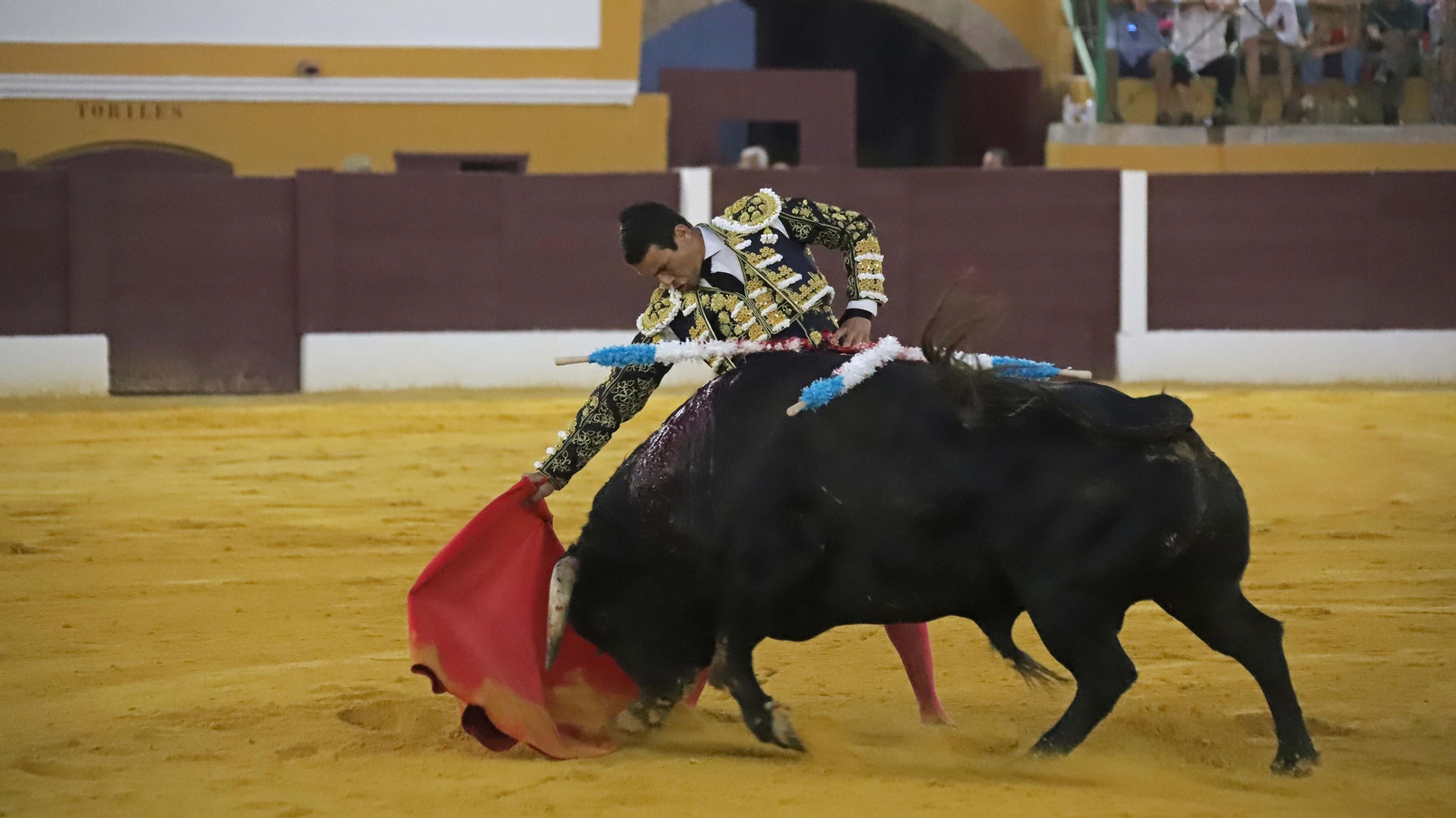 Fotos de la corrida del jueves de la Feria de La Línea: Diego Ventura, José María Manzanares y Roca Rey