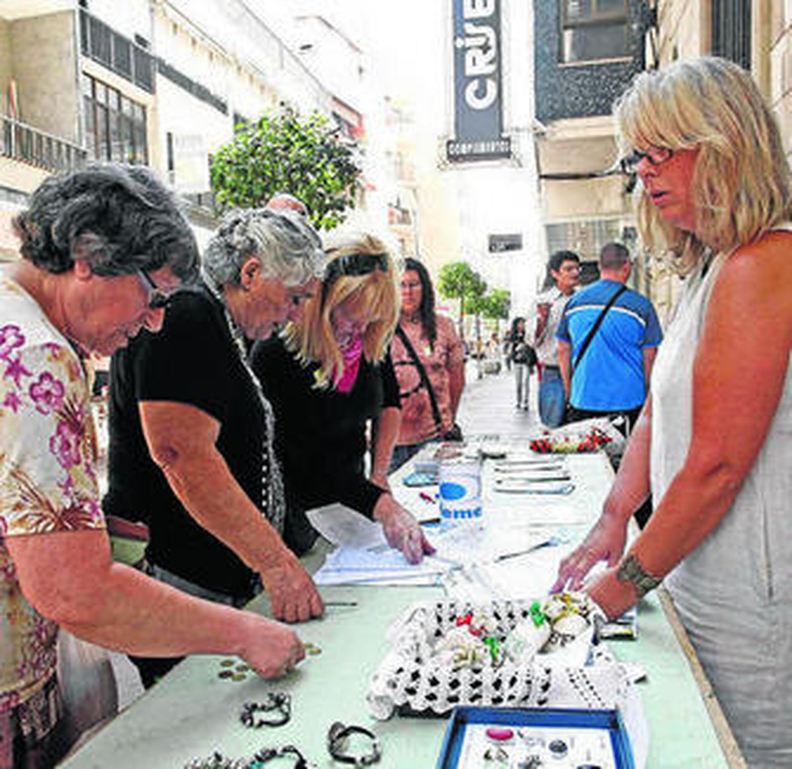 La asociación colocó una mesa informativa en la calle Ancha.