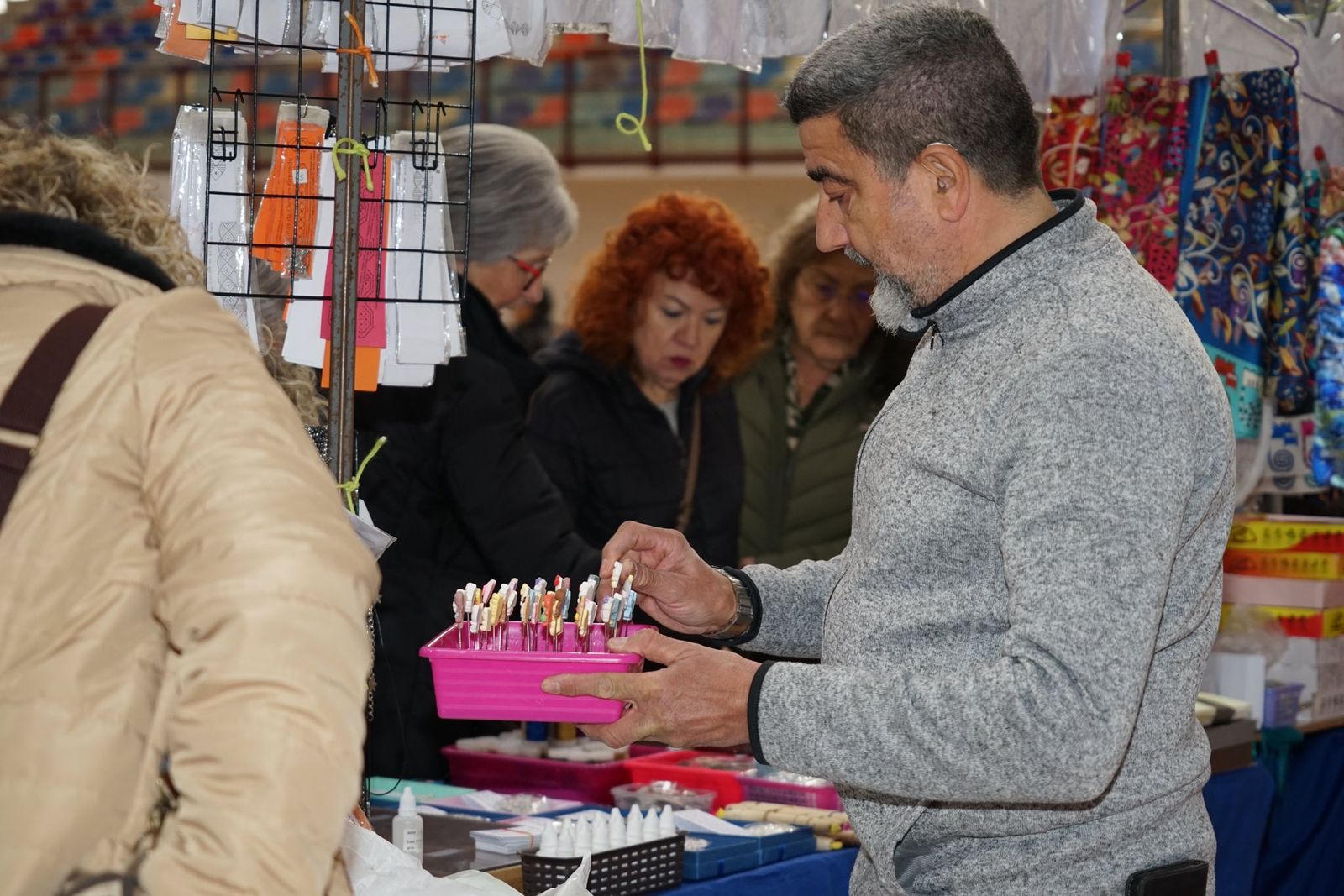 Encajeras de toda la provincia vuelven a convertir a Vícar en la capital de la artesanía y la tradición