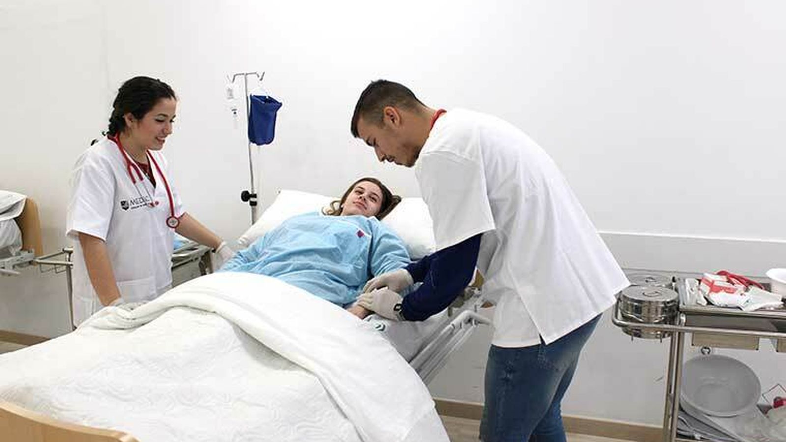 Alumnos del FP de Auxiliar de Enfermería, en una práctica en una de las aulas acondicionadas.