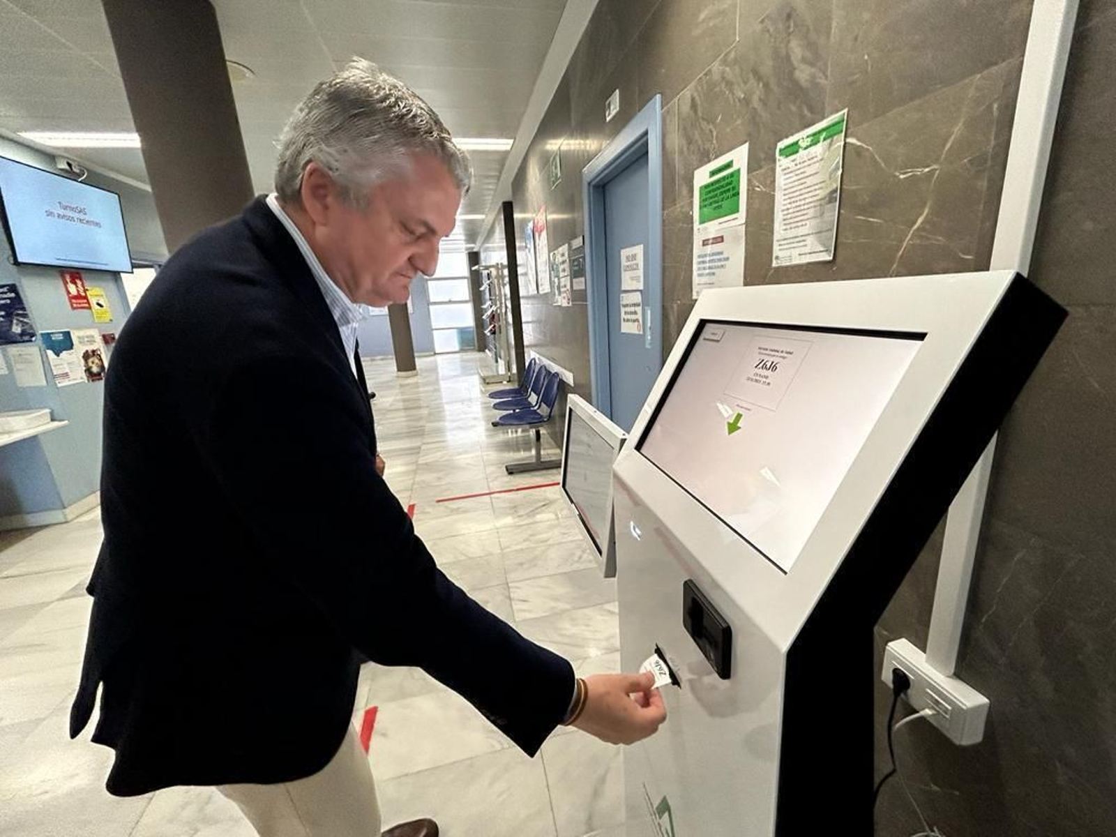 El delegado de Salud de la Junta de Andalucía, Juan de la Cruz Belmonte, en uno de los centros de salud donde se ha implantado el sistema