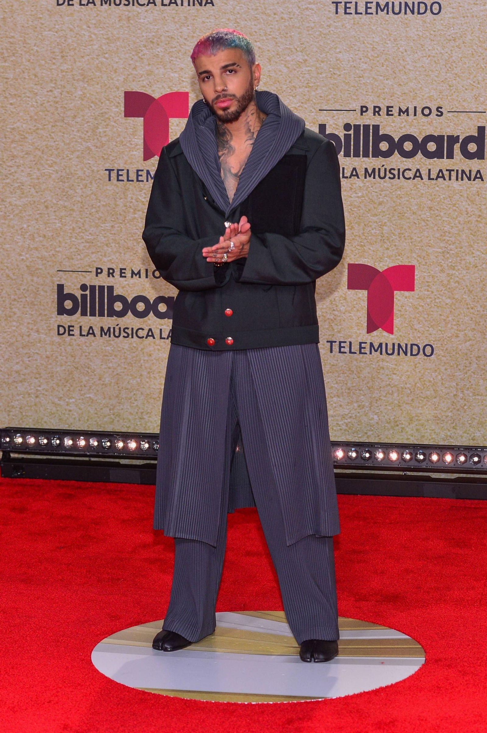 El rapero y compositor puertorriqueño Rauw Alejandro posa en la alfombra roja de los Premios  Billboard  de la Música Latina en Miami