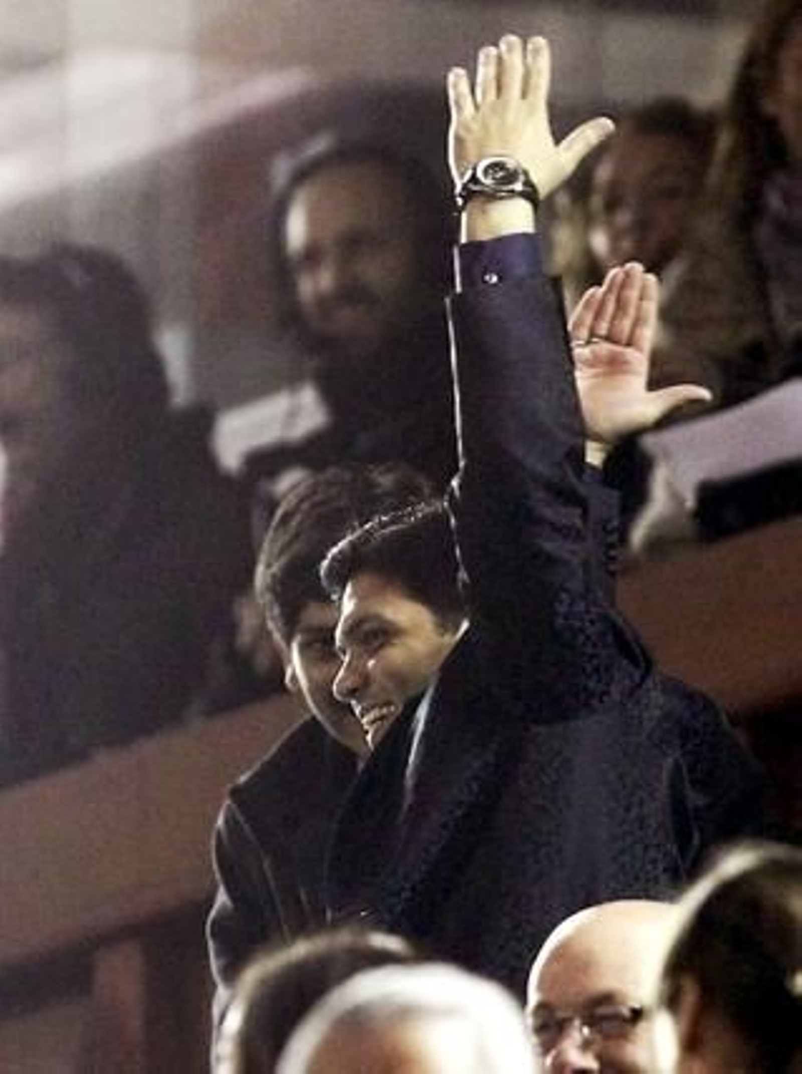 El nuevo dueño del Racing festeja efusivamente el tercer gol de su equipo. / EFE