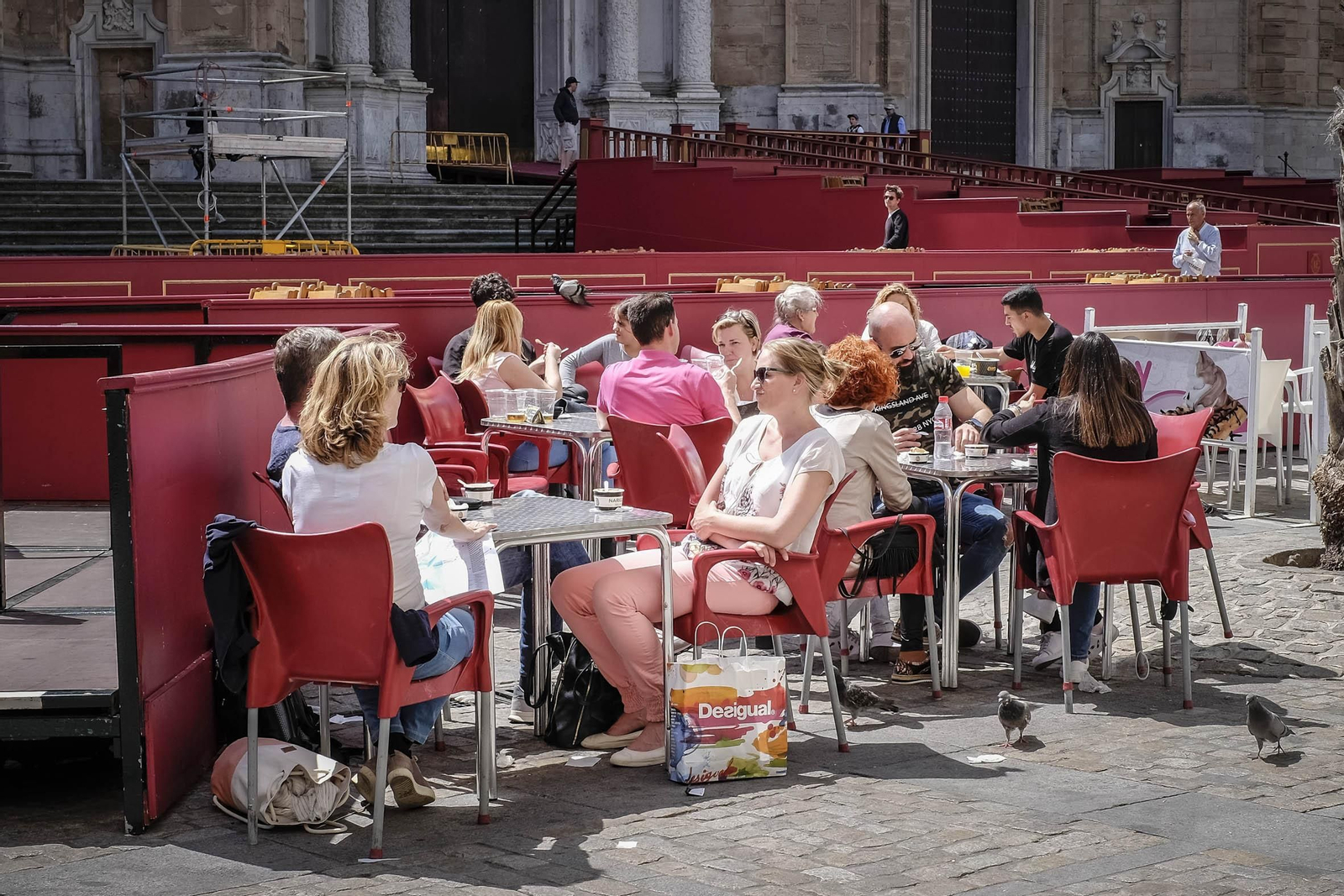 Una terraza de un bar durante la Semana Santa de 2017, en Cádiz.