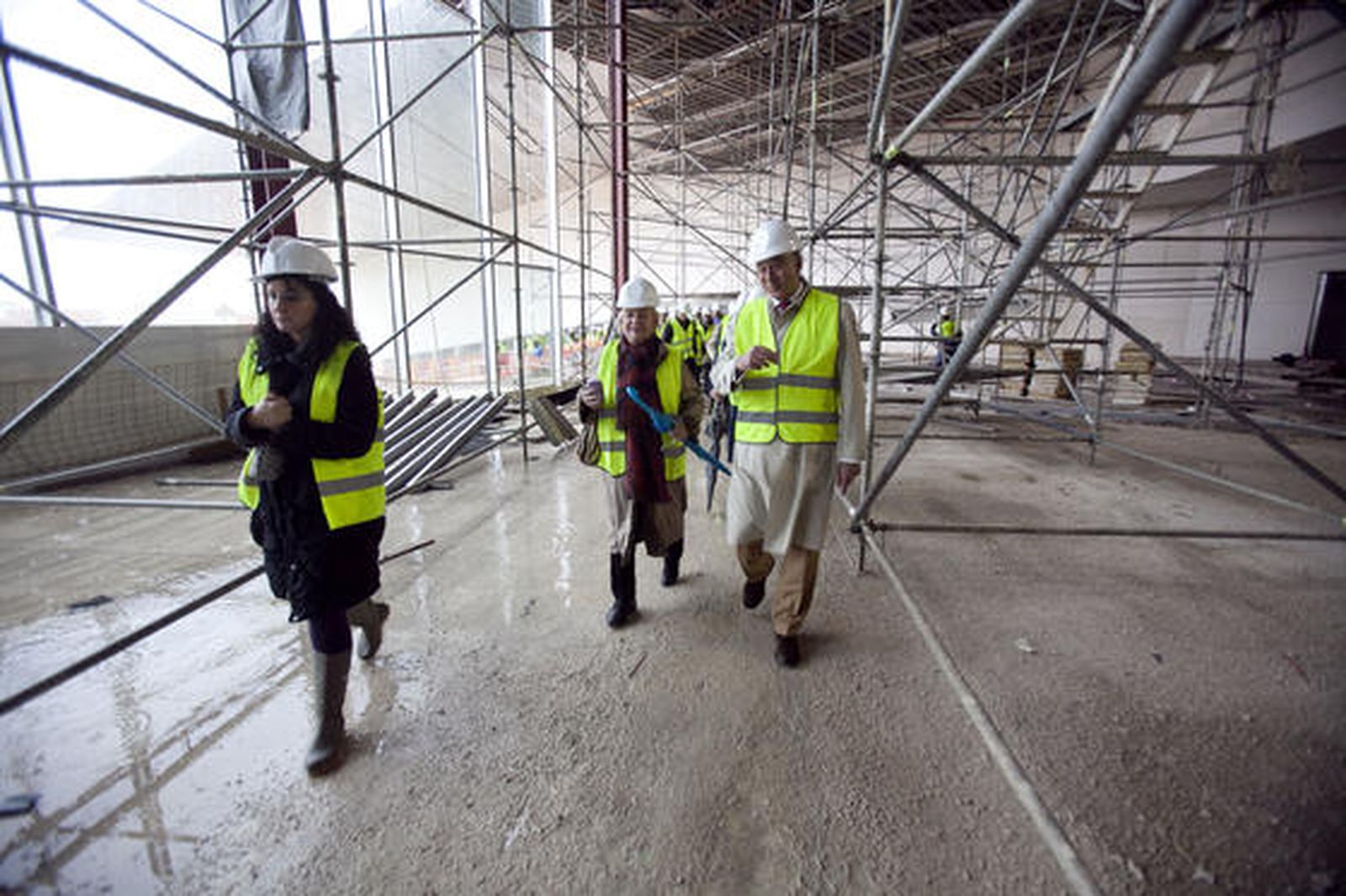 El director gerente de Fibes, Maestro; la segunda teniente de alcalde y concejal de Fiestas Mayores y Turismo, Rosamar Prieto-Castro; el presidente de la Cámara de Comercio de Sevilla, Francisco Herrero; y el gerente del Convention Bureau, Manuel Macías, visitan las obras de ampliación de Fibes junto a medio centenar de empresarios del sector turístico.

Foto: Jaime Martínez