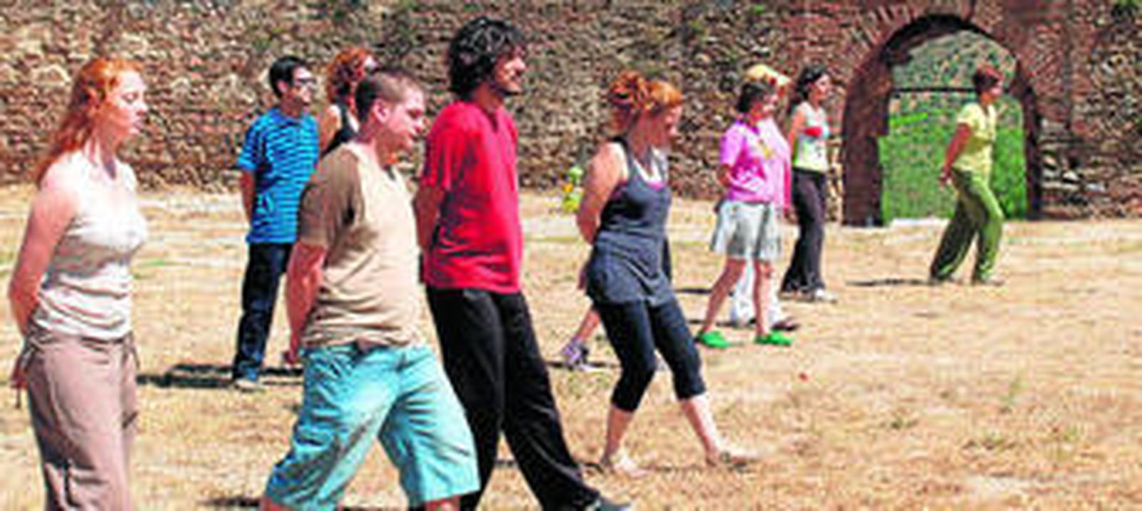 El actor Santi Senso con el grupo de teatro de mujeres de su "país de Alanís".