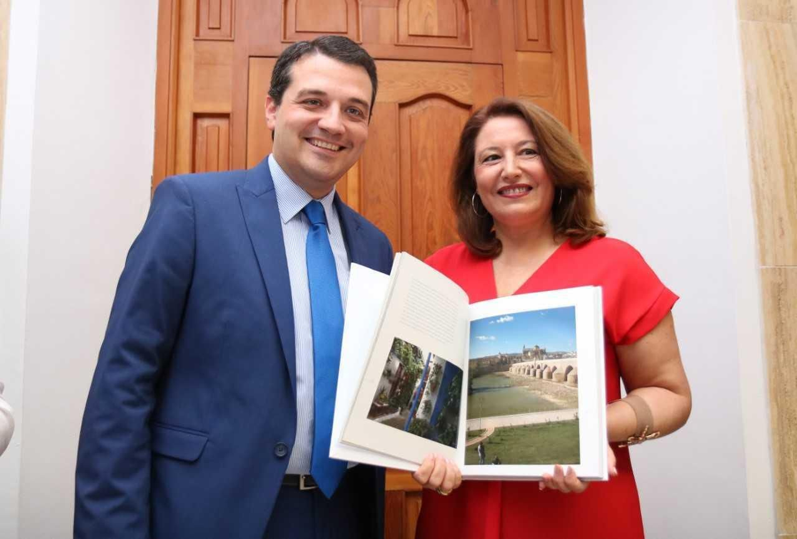José María Bellido y Carmen Crespo, en el Ayuntamiento.