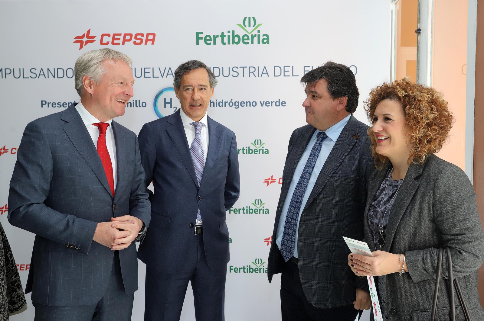 Imágenes de la firma del acuerdo entre Cepsa y Fertiberia para implantar el anillo de hidrógeno verde en Huelva