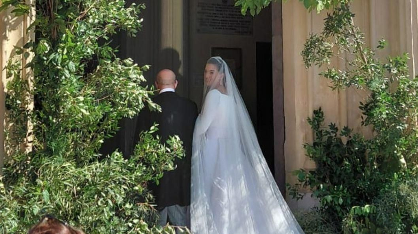 Bárbara Mijan a su llegada a la puerta lateral del templo de Los Gitanos