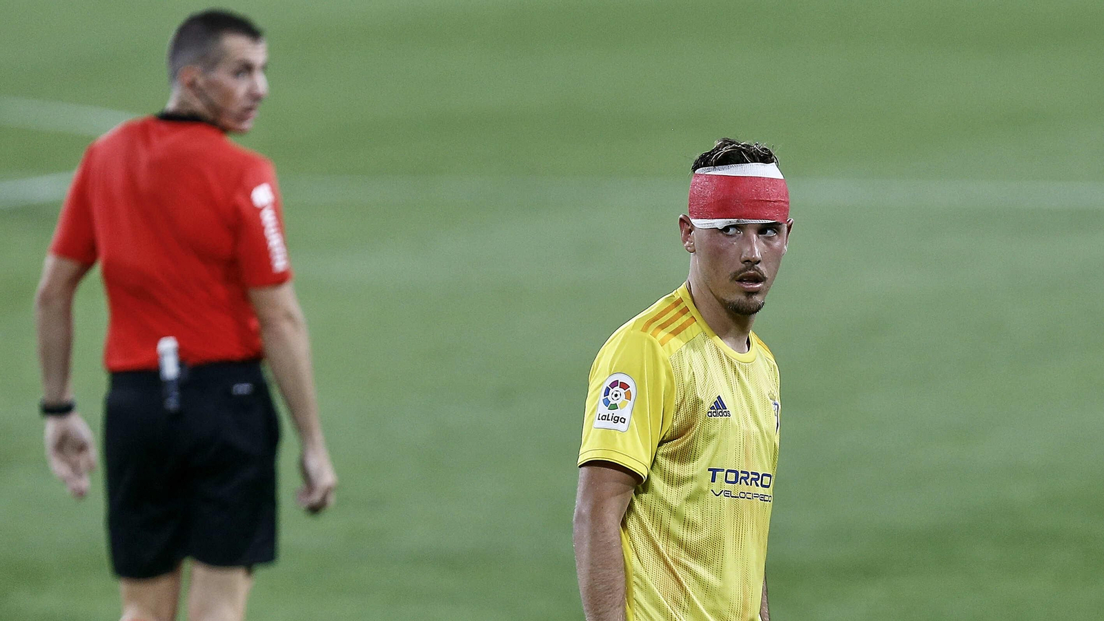 Sergio González con una venda en la cabeza.