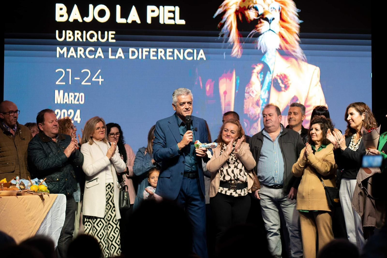 El periodista Modesto Barragán recibe la I Patacabra de Honor de Ubrique.