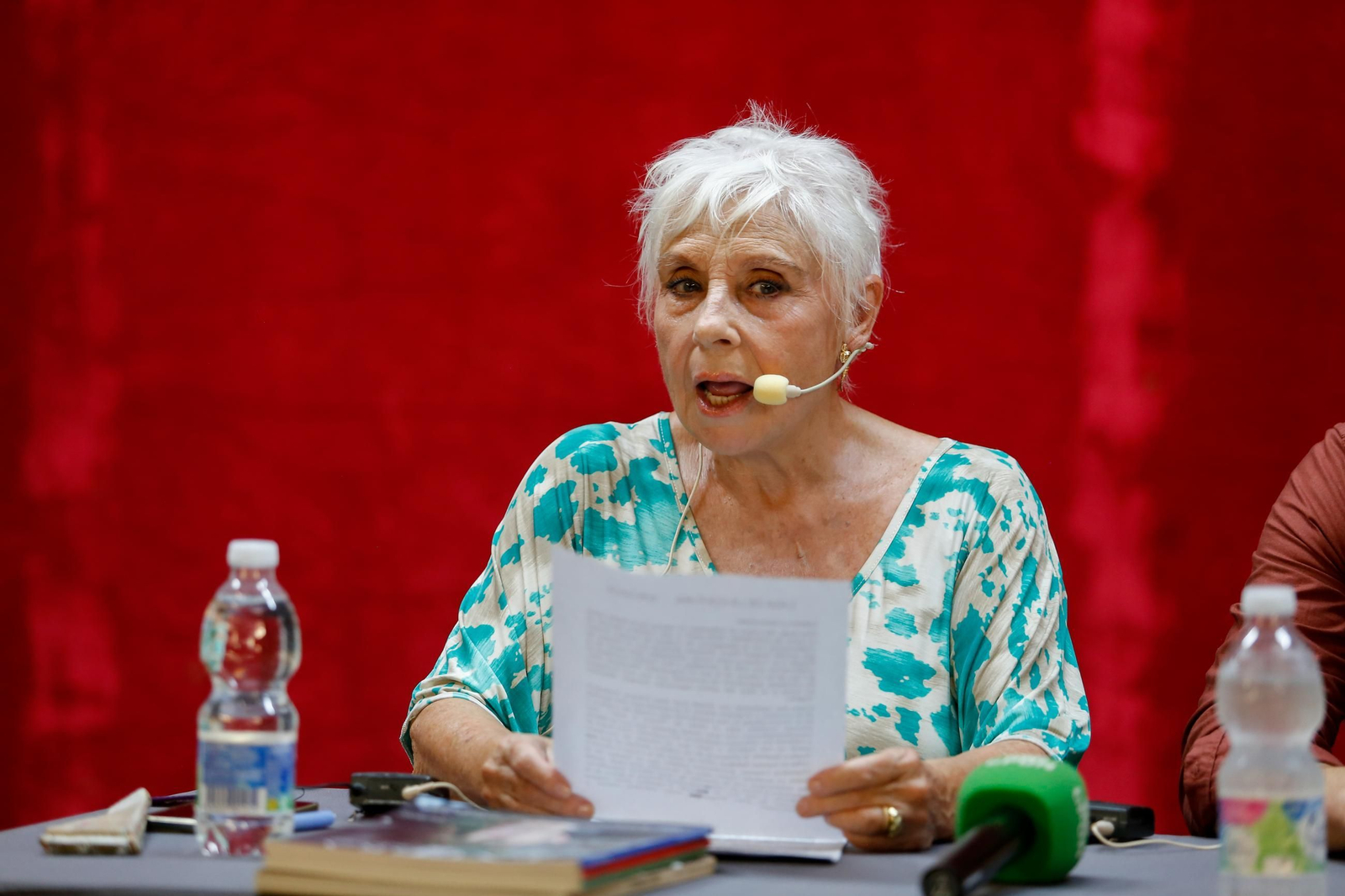 Las fotos de la exposición "Pasen y lean" de Enríque Martínez en la Casa de la Cultura de La Línea