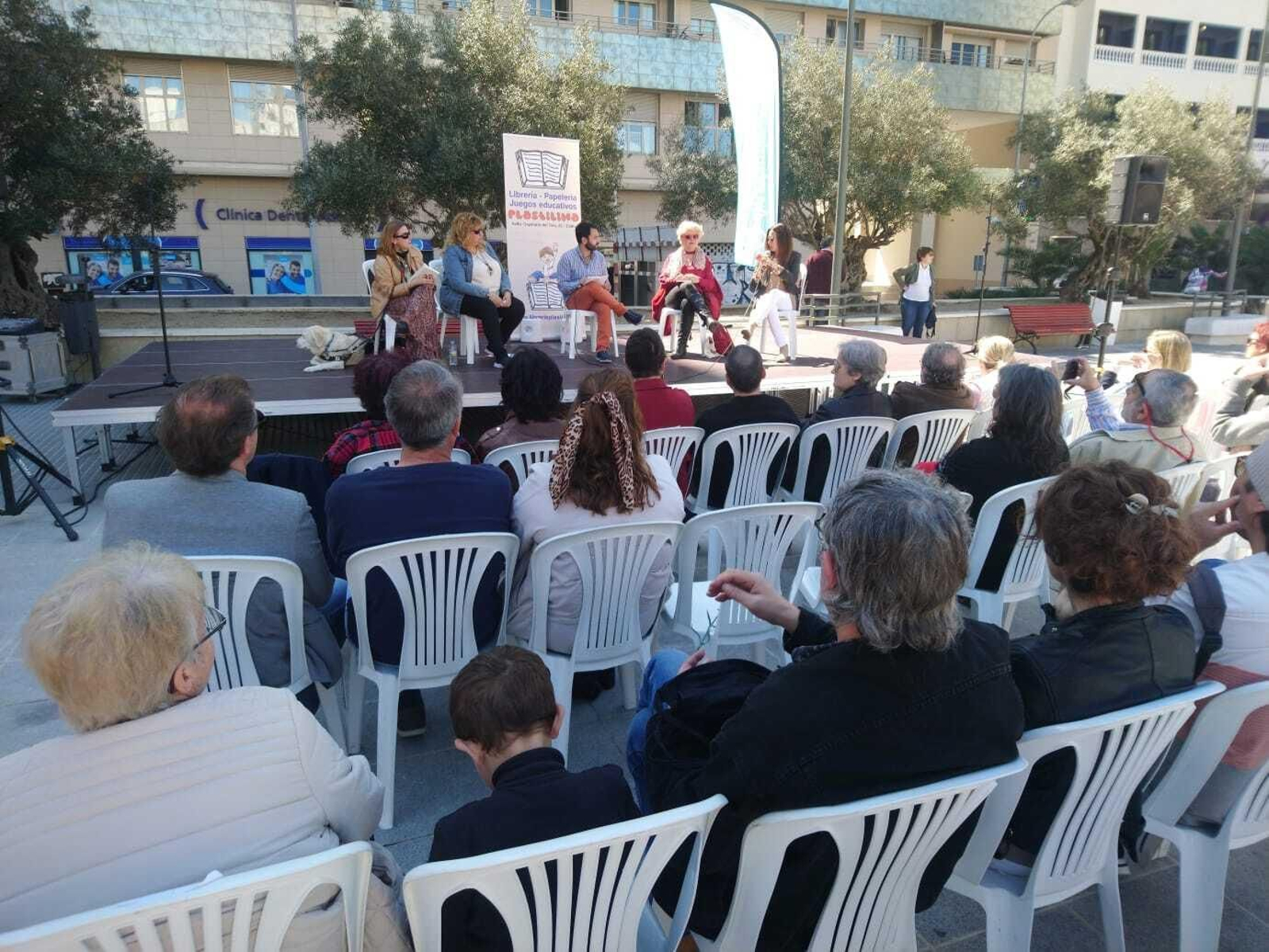 Uno de los encuentros con escritores celebrado en el año 2019.