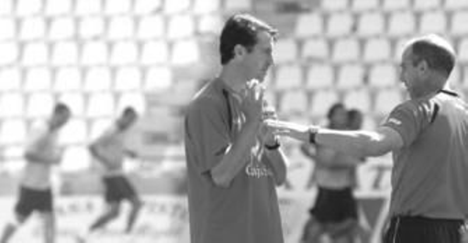 José González conversa con su segundo, Juan Luna Eslava, durante del entrenamiento del Córdoba celebrado ayer por la mañana en El Arcángel.