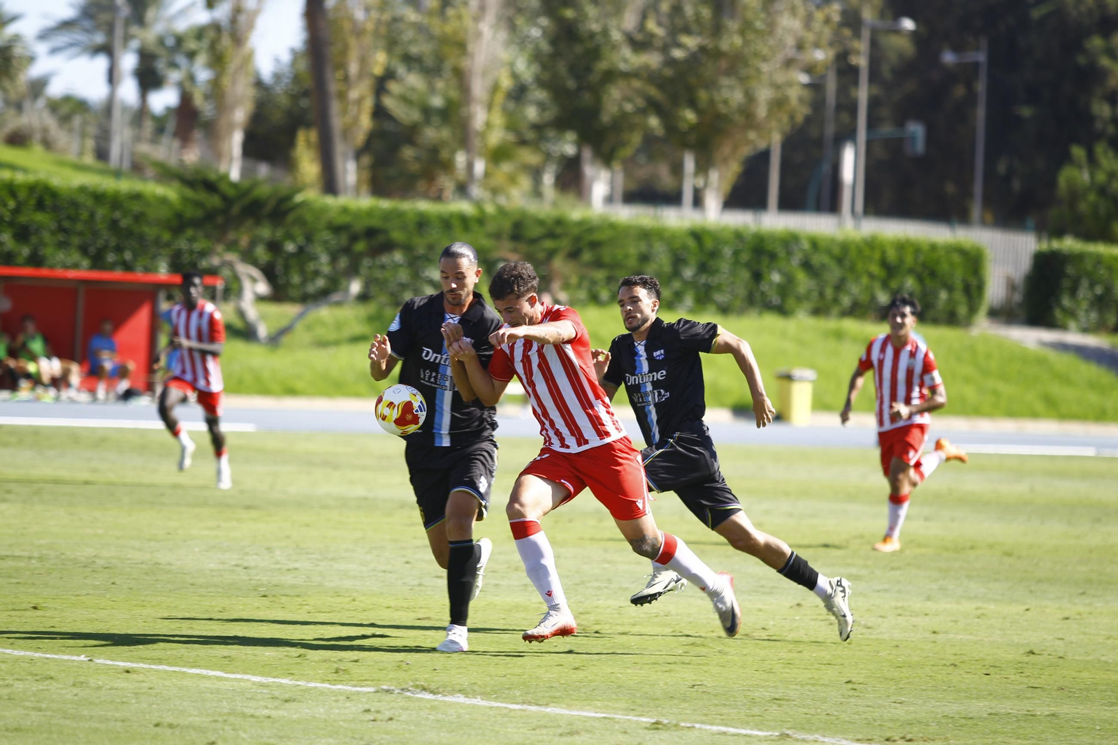 Iker Burgos pugna por un balón con un rival durante el encuentro disputado por los rojiblancos la pasada jornada.