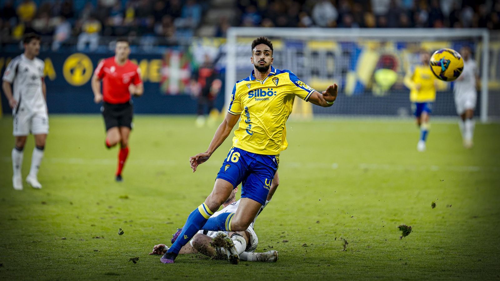 Búscate entre las fotos del partido de fútbol Cádiz CF - Albacete Balompié