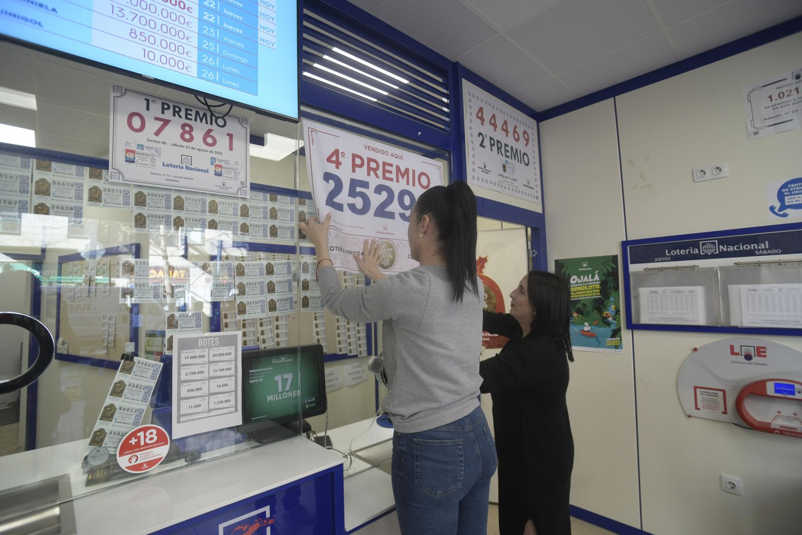 La celebración del Cuarto premio de la Lotería de Navidad en la Gran Vía de Granada, en imágenes