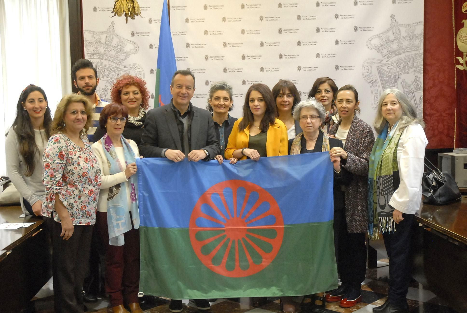 Asociaciones gitanas y representantes públicos, con la bandera mundial del colectivo.