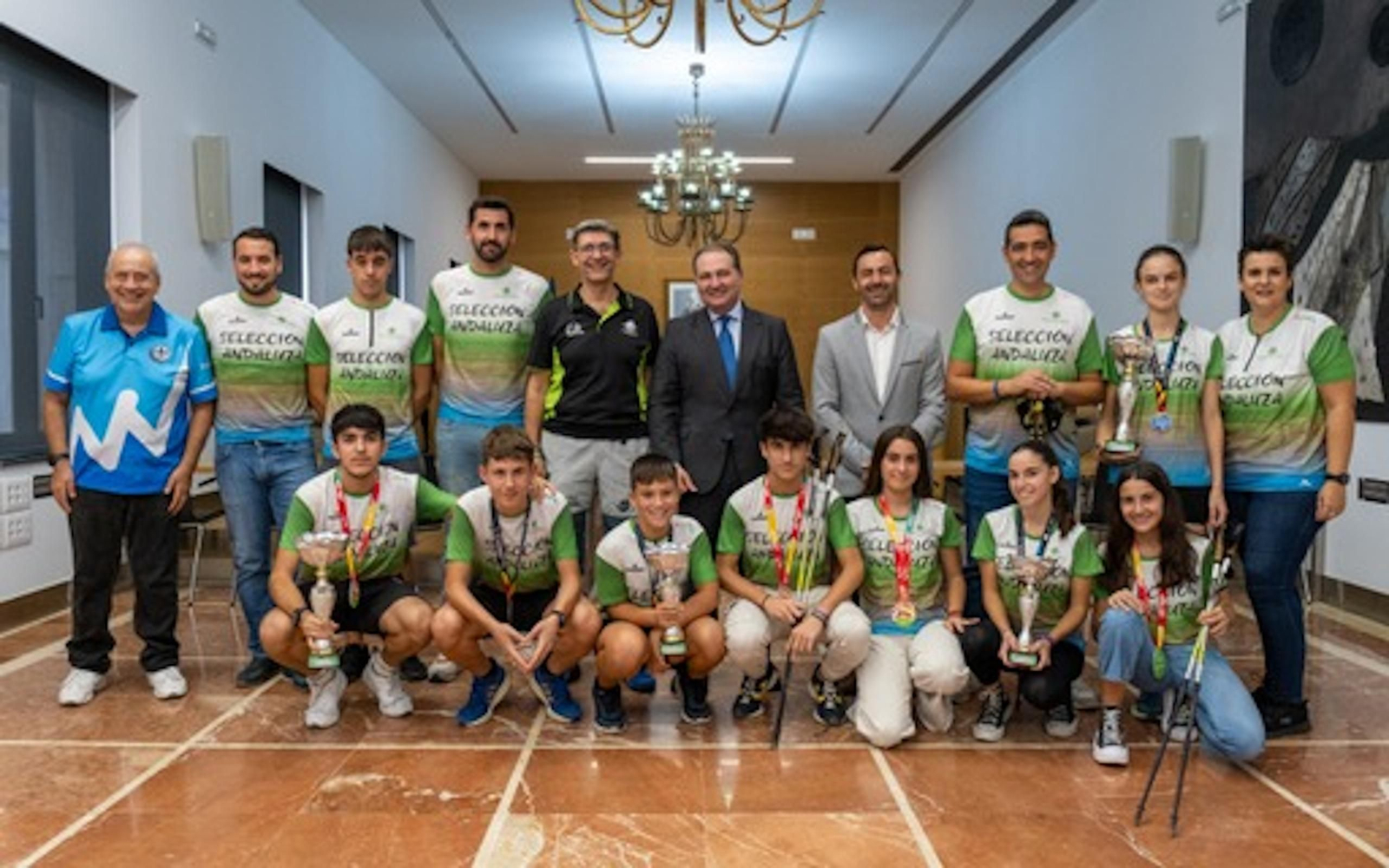 El presidente de la Diputación de Huelva, David Toscano, recibe a los marchadores onubenses.