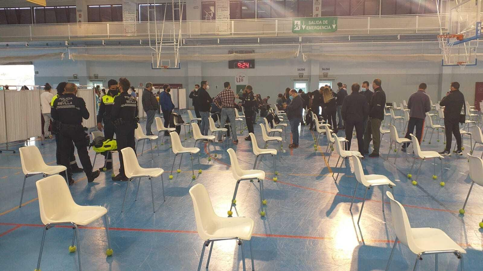 Policías locales de Sevilla, a la espera de la vacunación.