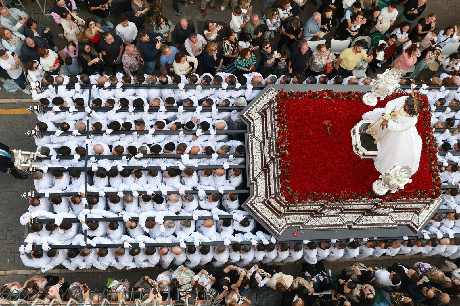 El Cautivo, en su procesión del Lunes Santo en Málaga, en fotos