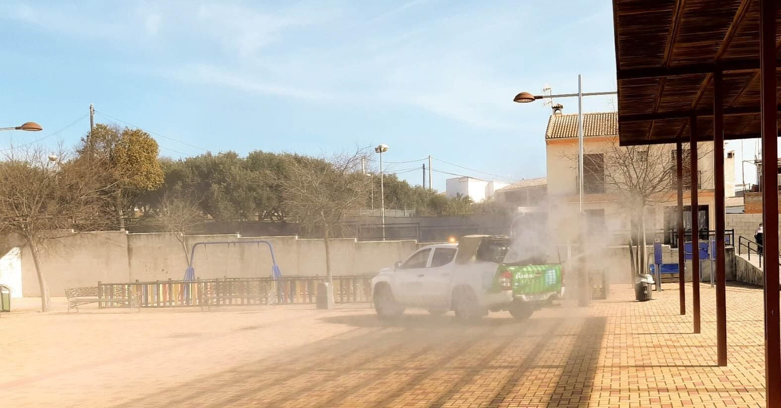 Una camioneta de Sadeco fumigando una plaza de Córdoba.