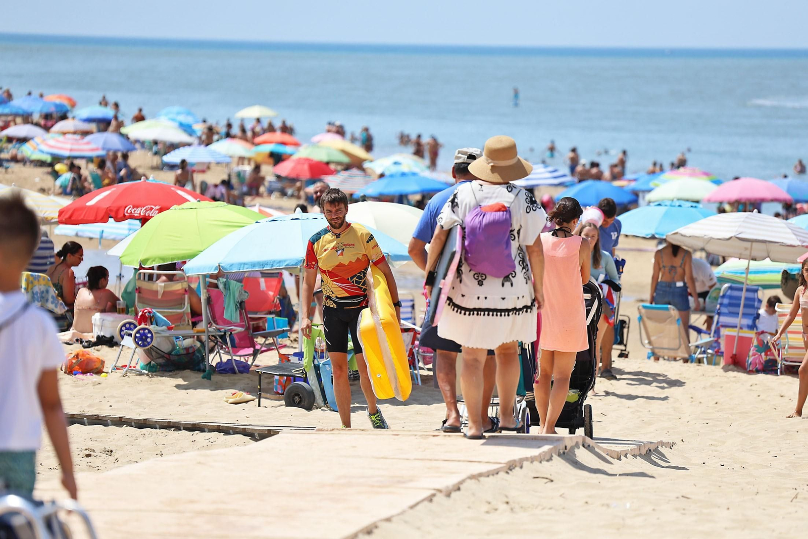Ambiente en una playa de Huelva.