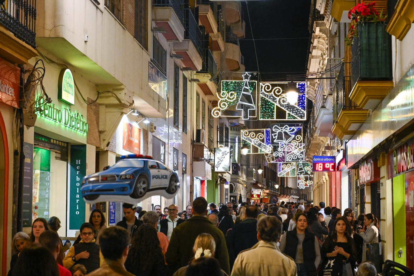 Imágenes de la nevada y alumbrado navideño en Huelva
